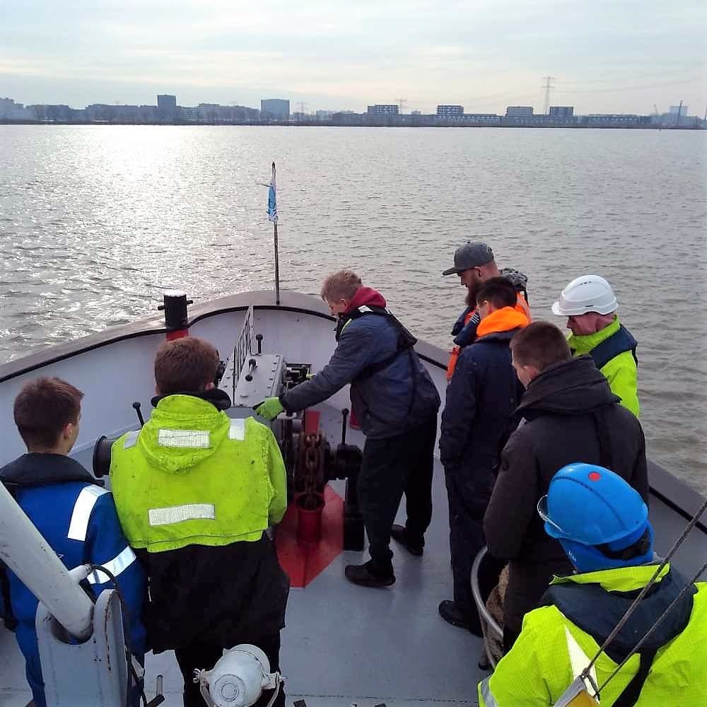 Matrozen in opleiding aan boord