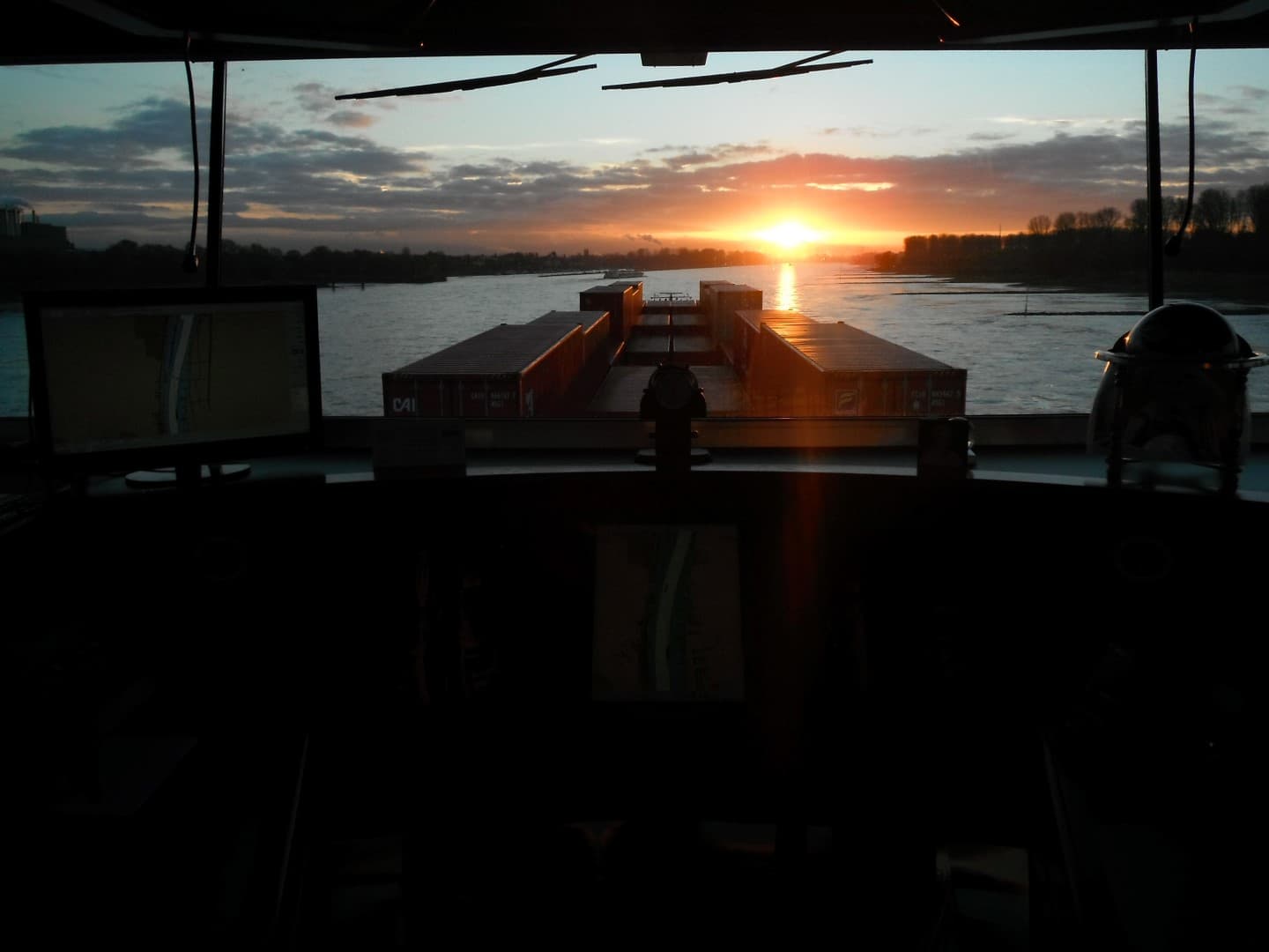 Stuurhut bij zonsondergang, met zicht over het voorschip