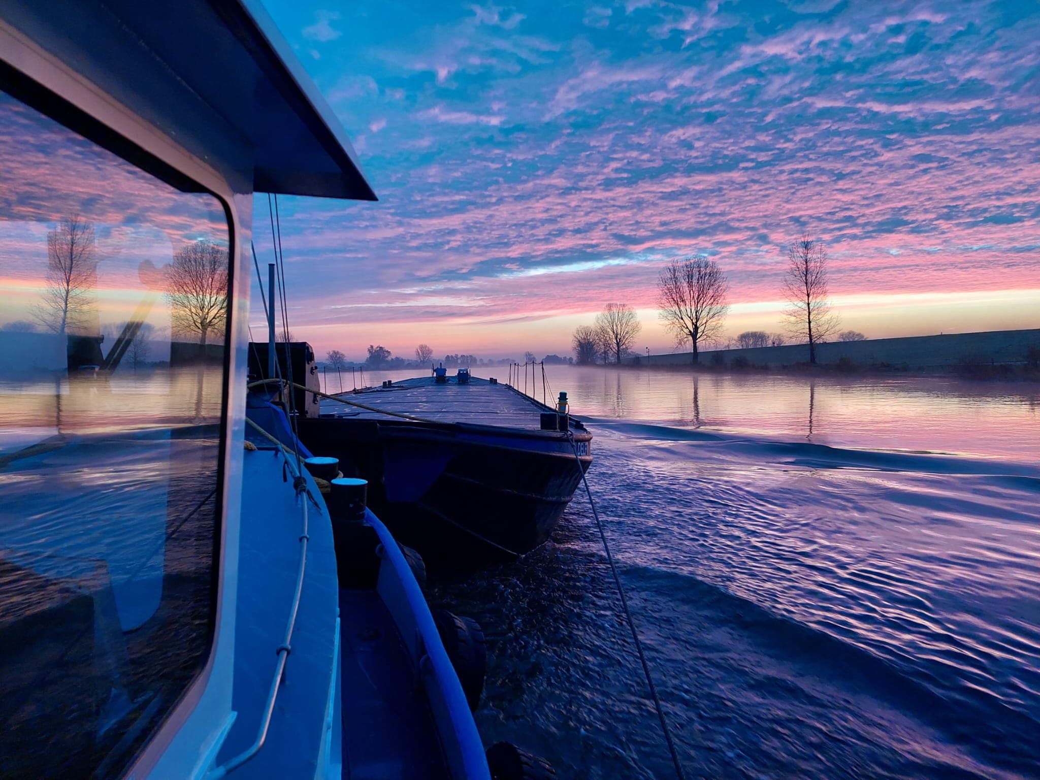 Zonsopgang boven de rivier, gezien vanaf het dek